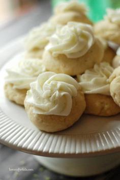 Soft sugar cookies with a fresh key lime frosting! www.lemonsforlulu...