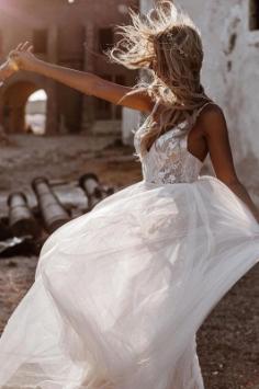 Schlichtes Hochzeitskleid mit Spitze | Brautkleid A Linie