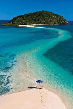Fiji, sandbar path.