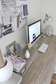 I love the uncluttered style. This is a desk I could relax and work at.