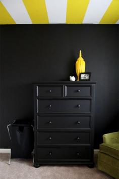 Black accent wall & yellow striped ceiling - this room is stunning! For a guest room?