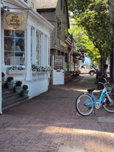 This makes me want to walk around in my flip flops with an ice cream before hopping on that blue bike to the beach :)