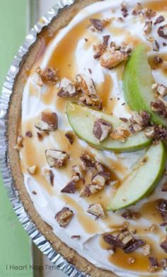 Snickers Caramel Apple Pie!  WOW! iheartnaptime.net #recipes #desserts
