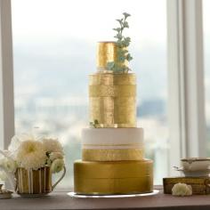 A gilded gold wedding cake? Yes, please!!! Photo: Best Coast Photo / The Knot