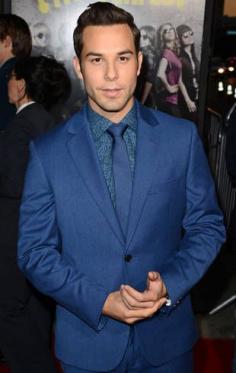 Skylar Astin. So hot.